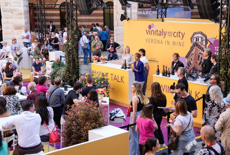 WINE TALK  Conegliano Valdobbiadene, extra-ordinary young.  I produttori dello Young Club raccontano il Conegliano Valdobbiadene Prosecco Superiore di Riva in Riva nel suo dosaggio più celebre, l'extra dry