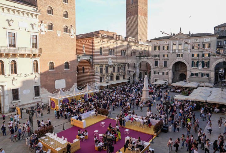 INAUGURAZIONE VINITALY AND THE CITY 2025. BRINDISI CON OFFICIAL WINE TEATRICO CASTELLO DI MELETO 1256