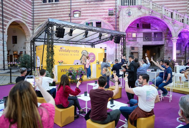 WINE TALK  Versatilità 2.0. La Calabria che non teme le sfide si racconta in rosa, rosé, bianco e pure in versione passita con il vino dalla ricetta più antica | Regione Calabria